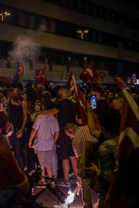 26.06.2024, Siegesfeier Türkei, Nürnberg: Nach dem EM-Achtelfinaleinzug der türkischen Nationalmannschaft feierten am Nürnberger Plärrer in der Spitze bis zu 1500 Personen. In die Jubelfeier mischte sich vereinzelt das Zeigen des sog. Wolfsgruß , eine Geste der nationalistisch rechtsextremen Grauen Wölfe . Plärrer Bayern Deutschland Siegesfeier 26.06. Türkei Nürnberg -32