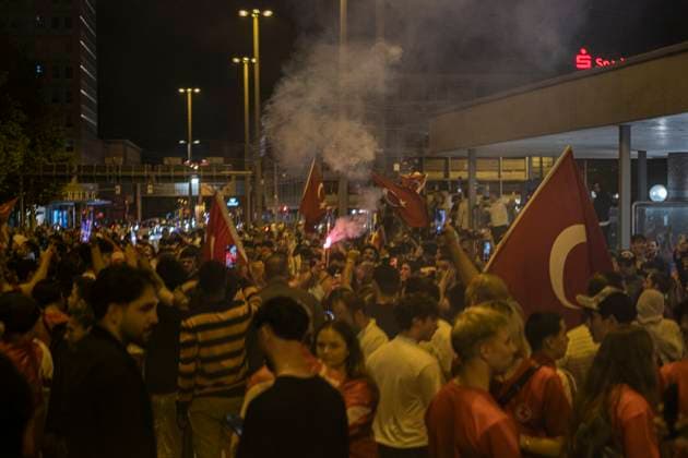 26.06.2024, Siegesfeier Türkei, Nürnberg: Nach dem EM-Achtelfinaleinzug der türkischen Nationalmannschaft feierten am Nürnberger Plärrer in der Spitze bis zu 1500 Personen. In die Jubelfeier mischte sich vereinzelt das Zeigen des sog. Wolfsgruß , eine Geste der nationalistisch rechtsextremen Grauen Wölfe . Plärrer Bayern Deutschland Siegesfeier 26.06. Türkei Nürnberg -33