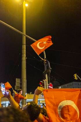 26.06.2024, Siegesfeier Türkei, Nürnberg: Nach dem EM-Achtelfinaleinzug der türkischen Nationalmannschaft feierten am Nürnberger Plärrer in der Spitze bis zu 1500 Personen. In die Jubelfeier mischte sich vereinzelt das Zeigen des sog. Wolfsgruß , eine Geste der nationalistisch rechtsextremen Grauen Wölfe . Plärrer Bayern Deutschland Siegesfeier 26.06. Türkei Nürnberg -35