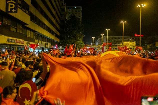 26.06.2024, Siegesfeier Türkei, Nürnberg: Nach dem EM-Achtelfinaleinzug der türkischen Nationalmannschaft feierten am Nürnberger Plärrer in der Spitze bis zu 1500 Personen. In die Jubelfeier mischte sich vereinzelt das Zeigen des sog. Wolfsgruß , eine Geste der nationalistisch rechtsextremen Grauen Wölfe . Plärrer Bayern Deutschland Siegesfeier 26.06. Türkei Nürnberg -36