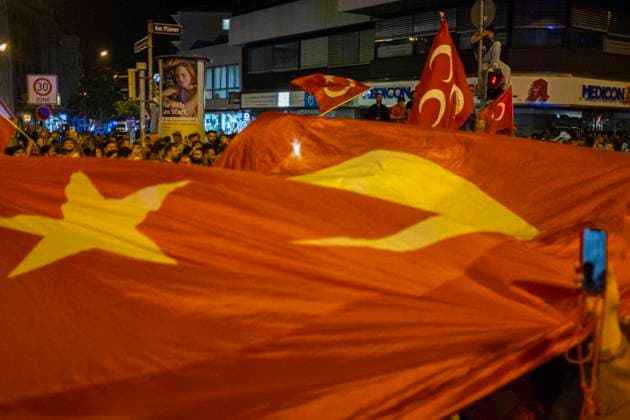 26.06.2024, Siegesfeier Türkei, Nürnberg: Nach dem EM-Achtelfinaleinzug der türkischen Nationalmannschaft feierten am Nürnberger Plärrer in der Spitze bis zu 1500 Personen. In die Jubelfeier mischte sich vereinzelt das Zeigen des sog. Wolfsgruß , eine Geste der nationalistisch rechtsextremen Grauen Wölfe . Plärrer Bayern Deutschland Siegesfeier 26.06. Türkei Nürnberg -37