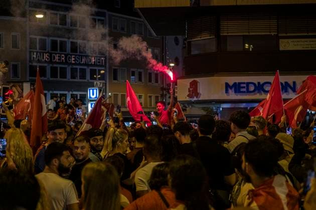 26.06.2024, Siegesfeier Türkei, Nürnberg: Nach dem EM-Achtelfinaleinzug der türkischen Nationalmannschaft feierten am Nürnberger Plärrer in der Spitze bis zu 1500 Personen. In die Jubelfeier mischte sich vereinzelt das Zeigen des sog. Wolfsgruß , eine Geste der nationalistisch rechtsextremen Grauen Wölfe . Plärrer Bayern Deutschland Siegesfeier 26.06. Türkei Nürnberg -39