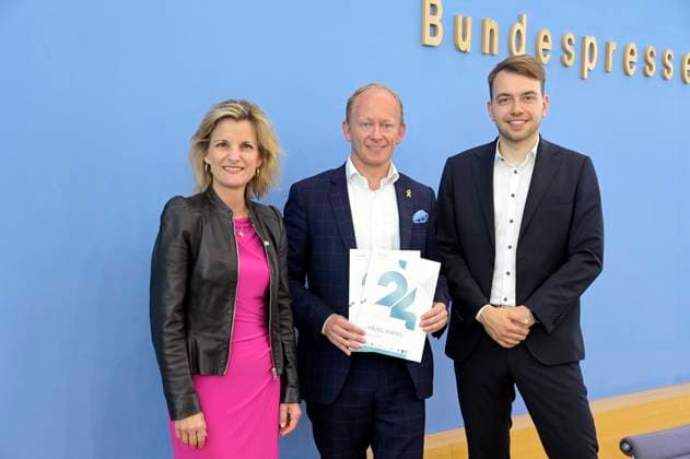 News Themen der Woche KW26 News Bilder des Tages Daniela Ludwig, Carsten Ovens und Philip Krämer bei der Bundespressekonferenz Israel Survey 2024 - Eine vergleichende Analyse politischer Positionen von Abgeordneten aus 29 europäischen Nationen sowie den 16 deutschen Landtagen zur Nahostpolitik und zum jüdischen Leben in Europa im Haus der Bundespressekonferenz. Berlin, 27.06.2024 *** Daniela Ludwig, Carsten Ovens and Philip Krämer at the Federal Press Conference Israel Survey 2024 A comparative analysis of political positions of members of parliament from 29 European nations and the 16 German state parliaments on Middle East policy and Jewish life in Europe at the House of the Federal Press Conference Berlin, 27 06 2024 Foto:xF.xKernx xFuturexImagex israel_4610