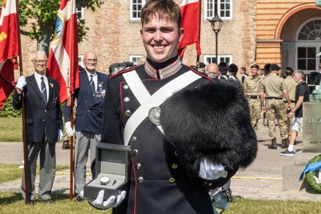 Entertainment Themen der Woche KW26 Entertainment Bilder des Tages Guard Sebastian Lynge Overgaard receives the King s Watch (Kongens Ur) from King Frederik X Of Denmark at Rosenborg Barracks in Copenhagen, Denmark, 27 June 2024. The watch is given to a member of the Guard who has distinguished themselves especially both socially and in their work. The soldiers elect the best among them for this occasion to receive the King s Watch (Kongens Ur) from the King. Copenhagen Rosenborg Barracks Denmark Copyright: xKristianxTuxenxLadegaardxBergx 2E6A5058
