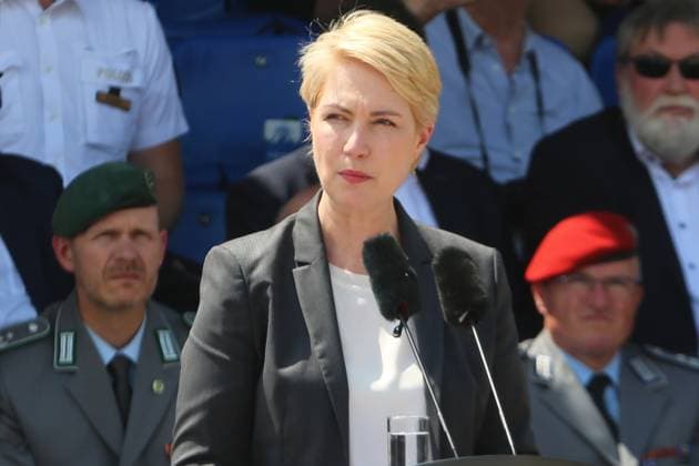 News Themen der Woche KW26 News Bilder des Tages Die Ministerpräsidentin des Landes MV Manuela Schwesig spricht am Donnerstag (27.06.2024) in der Landeshauptstadt Schwerin auf dem örtlichen Alten Garten beim Dank- und Rückkehrerappell für Soldatinnen und Soldaten sowie Zivilbeschäftigten der Bundeswehr aus Dienstorten in Mecklenburg-Vorpommern. Dabei dankt sie als amtierende Bundesratspräsidentin den Abordnungen von in befindlichen Dienststellen der Bundeswehr für ihren Dienst. Die Bundeswehr ist im Nordosten ein starker Arbeitgeber und wichtiger Wirtschaftsfaktor. Dazu sind die Soldatinnen und Soldaten in die Landesverteidigung und Bündnispolitik der Bundesrepublik eingebunden Derzeit sind im Land (Stand Ende Mai 2024) 12.600 Bundeswehrangehörige stationiert. Davon 9.000 Soldate