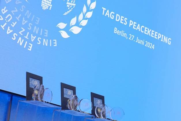 Tag des Peacekeeping, Verleihung fuer Internationale Friedenseinsaetze durch Bundesminister Auszeichnungen und Trophaehe fuer den internationalen Friedenseinsatz am Tag des Peacekeeping, Berlin, 27.06.2024 Berlin Berlin Deutschland