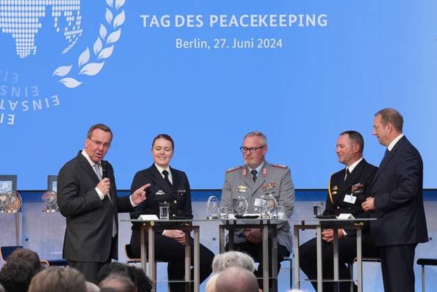 Tag des Peacekeeping, Verleihung fuer Internationale Friedenseinsaetze durch Bundesminister Verteidigungsminister Boris Pistorius gemeinsam mit Katrin Lange (Oberleutnant zur See) , Michael Diers (Oberstleutnant) und Maik Henningsen (Stabsbootsmann) und Henning Otte (MdB) bei einer Diskussionsrunde bei der Auszeichnung fuer internationale Friedenseinsaetze am Tag des Peacekeeping, Berlin, 27.06.2024 Berlin Berlin Deutschland