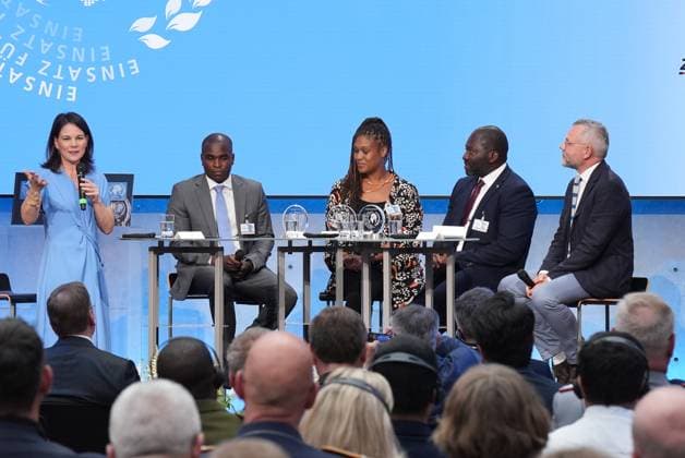 Tag des Peacekeeping, Verleihung fuer Internationale Friedenseinsaetze durch Bundesminister Aussenministerin Annalena Baerbock gemeinsam mit Dr. Ntagahoraho Burihabwa, Michelle Doerlemann, Dr. Ousman Njikam und Michael Roth (MdB) in einer Gespraechsrunde bei der Auszeichnung fuer internationale Friedenseinsaetze am Tag des Peacekeeping, Berlin, 27.06.2024 Berlin Berlin Deutschland