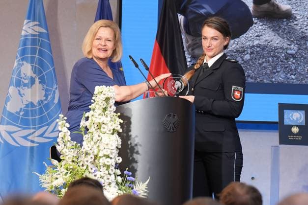 Tag des Peacekeeping, Verleihung fuer Internationale Friedenseinsaetze durch Bundesminister Bundesinnenministerin Nancy Faeser verleiht Lysanne Koehnke (Polizeioberkommissarin) ihre Auszeichnung fuer internationale Friedenseinsaetze am Tag des Peacekeeping, Berlin, 27.06.2024 Berlin Berlin Deutschland