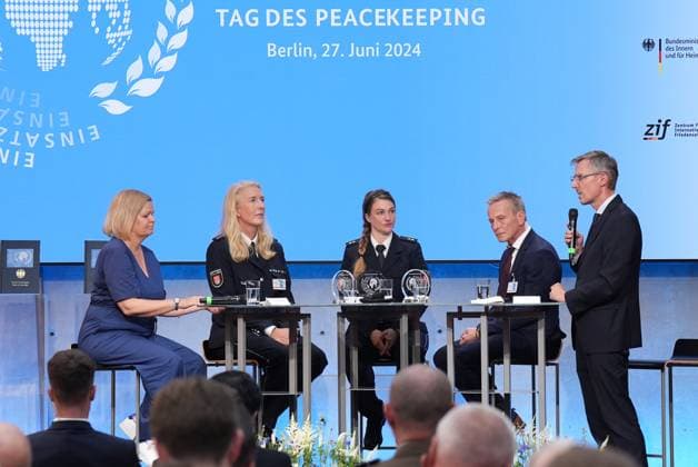 News Bilder des Tages Tag des Peacekeeping, Verleihung fuer Internationale Friedenseinsaetze durch Bundesminister Bundesinnenministerin Nancy Faeser gemeinsam mit Doerte Papakonstantinou (Kriminalhauptkommissarin), Lysanne Koehnke (Polizeioberkommissarin). Andre Stock (Polizeihauptmeister) und Dr. Lars Castellucci (MdB) in einer Gespraechsrunde bei der Auszeichnung fuer internationale Friedenseinsaetze am Tag des Peacekeeping, Berlin, 27.06.2024 Berlin Berlin Deutschland