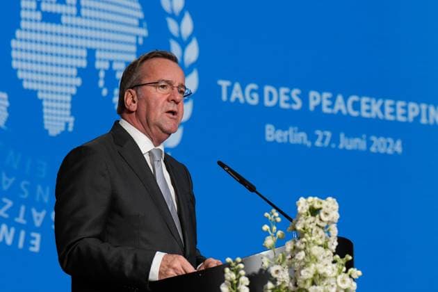 News Bilder des Tages Tag des Peacekeeping 2024, Bundesminister der Verteidigung, Boris Pistorius Tag des Peacekeeping 2024, Ehrung von deutschem Personal in internationalen Friedenseinsätzen im AXICA Veranstaltungszentrum am Brandenburger Tor, Bundesminister der Verteidigung, Boris Pistorius Berlin Berlin GER