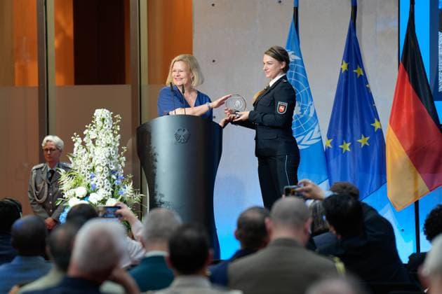 Tag des Peacekeeping 2024 Tag des Peacekeeping 2024, Ehrung von deutschem Personal in internationalen Friedenseinsätzen im AXICA Veranstaltungszentrum am Brandenburger Tor, Bundesministerin des Innern und für Heimat Nancy Faeser, Polizeioberkommissarin Lysanne Köhnke Berlin Berlin GER