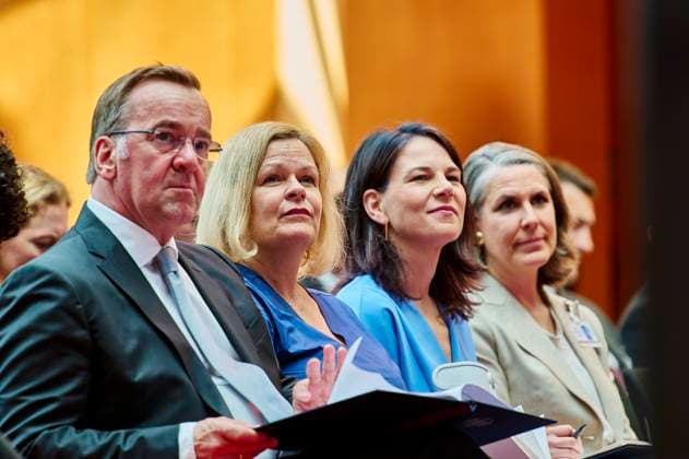 Boris Pistorius + Nancy Faser + Annalena Baerbock - Peacekeeping 2024 EUR, Deutschland, Berlin, 27.06.2024: v.l.n.r. Bundesverteidigungsminister Boris Pistorius (SPD) + Bundesinnenministerin Nancy Faser (SPD) + Aussenministerin Annalena Baerbock (B90 Die Grünen) würdigen am Tag des Peacekeepings den Einsatz aller deutschen Einsatzkräfte in internationalen Friedensmissionen. Geehrt werden Angehörige von NATO-, EU- und VN-Missionen. Ein Einsatz für Stabilität, Sicherheit und Frieden sowie polizeiliche und militärische Maßnahmen zur Krisenbewältigung.