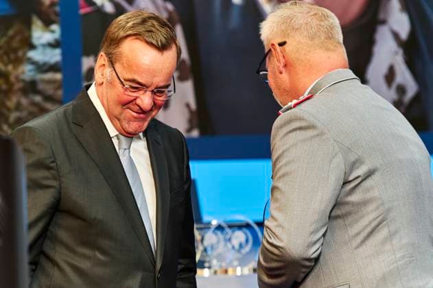 Boris Pistorius - Peacekeeping 2024 EUR, Deutschland, Berlin, 27.06.2024: v.l.n.r. Bundesverteidigungsminister Boris Pistorius (SPD) würdigt am Tag des Peacekeepings den Einsatz aller deutschen Einsatzkräfte in internationalen Friedensmissionen. Geehrt werden Angehörige von NATO-, EU- und VN-Missionen. Ein Einsatz für Stabilität, Sicherheit und Frieden sowie polizeiliche und militärische Maßnahmen zur Krisenbewältigung.
