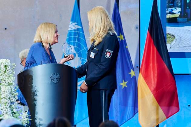 Nancy Faser - Peacekeeping 2024 EUR, Deutschland, Berlin, 27.06.2024: v.l.n.r. Bundesinnenministerin Nancy Faser (SPD) gratuliert Kriminalhauptkommissarin Dörthe PapaKonstantinou am Tag des Peacekeepings den Einsatz aller deutschen Einsatzkräfte in internationalen Friedensmissionen. Geehrt werden Angehörige von NATO-, EU- und VN-Missionen. Ein Einsatz für Stabilität, Sicherheit und Frieden sowie polizeiliche und militärische Maßnahmen zur Krisenbewältigung.
