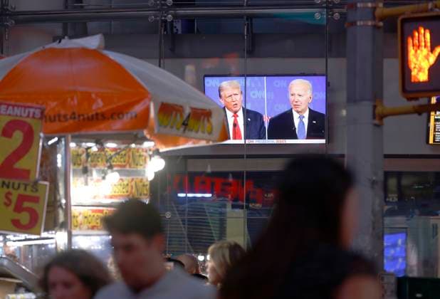 Visitors to Times Square walk past television monitors showing the CNN presidential debate between President Joe Biden and former President Donald Trump in New York on Thursday, June 27, 2024. The debate is being held in CNN s Atlanta studios with Jake Tapper and Dana Bash as moderators.  NYP20240627302 JOHNxANGELILLO