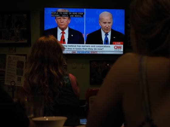 June 27, 2024, Takoma Park, Maryland, USA: People watch the President Joe Biden and former President Donald Trump debate on a TV screen at a local restaurant. Takoma Park USA - ZUMAd155 20240627_znp_d155_015 Copyright: xSuexDorfmanx