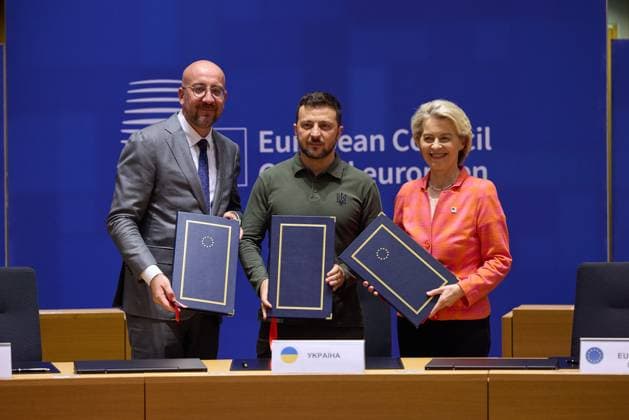 News Themen der Woche KW26 News Bilder des Tages EU und Ukraine unterzeichnen Sicherheitsvereinbarung Praesident Wolodymyr Selenskyj mit Urssula von der Leyen und Charles MICHEL. EU und Ukraine unterzeichnen Sicherheitsvereinbarung am 27.06.2024 Working Visit of the President of Ukraine to Belgium. Foto:The Presidential Office of Ukraine via SVEN SIMON Fotoagentur Bruessel Belgien *** EU and Ukraine sign security agreement President Volodymyr Selenskyj with Urssula von der Leyen and Charles MICHEL EU and Ukraine sign security agreement on 27 06 Poolfoto SvenSimon-ThePresidentialOfficeU ,EDITORIAL USE ONLY