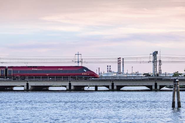 High-speed train operated by the private Italian railway company Italo. Ponte della Libertà, the bridge connecting Venice with the mainland. Venice, Venezia, Italy, Europe *** High Speed Train Operated by The Private Italian Railway Company Italo Ponte della Libertà, The Bridge Connecting Venice With The Mainland Venice, Venezia, Italy, Europe Copyright: imageBROKER ArnulfxHettrich iblhet10863680.jpg RECORD DATE NOT STATED