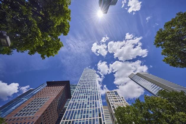 IMAGO Creative, Lifestyle, Frühling in der Stadt Skyscraper Japan Centre, Taunus Tower and SKYPER skyscraper in blue sky with small cumulus clouds from the frog perspective in Frankfurt am Main, Hesse, Germany, Europe *** Skyscraper Japan Center, Taunus Tower and Skyper Skyscraper in Blue Sky With Small Cumulus Clouds from The Frog Perspective in Frankfurt on Main, Hesse, Germany, Europe Copyright: imageBROKER OlafxSchulz iblosz10887881.jpg RECORD DATE NOT STATED