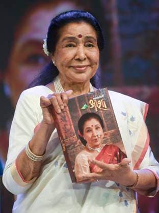 Swarswamini Asha book launch Mumbai: Veteran singer Asha Bhosle during the launch of the book Swarswamini Asha , in Mumbai, Friday, June 28, 2024. (PTI Photo)(PTI06_28_2024_000265A) Mumbai Maharashtra India  Copyright: x-x (PTI06_28_2024_000265A)