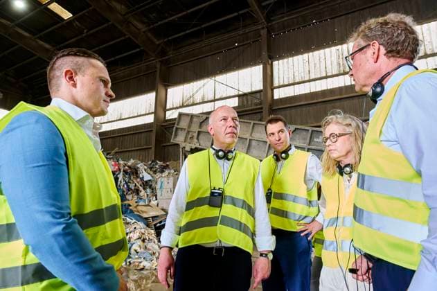 News Themen der Woche KW26 News Bilder des Tages Kai Wegner - Besuch bei ALBA Recycling Lichtenberg Deutschland, Berlin, 28.06.2024: v.l.n.r. Christoph Franzke - GF ALBA Berlin, Regierende Bürgermeister Kai Wegner (CDU), Robert Arbter - Vorstand ALBA, Umweltsenatorin Ute Bonde (CDU) und Eric Schweitzer - Mitglied des Gesellschafterausschusses von ALBA - besuchen den Recyclinghof Lichtenberg des Unternehmens. Das Berliner Modell - die Wertstofftrennung nach Materialfraktionen wurde zu Beginn der 1970er Jahre begonnen. Nach der Führung durch die Anlage Lichtenberg erfolgen gemeinsame Gespäche mit den Vorstand und Gesellschaftern der Firma. *** Kai Wegner visits ALBA Recycling Lichtenberg Germany, Berlin, 28 06 2024 from left to right Christoph Franzke CEO ALBA Berlin, Governing