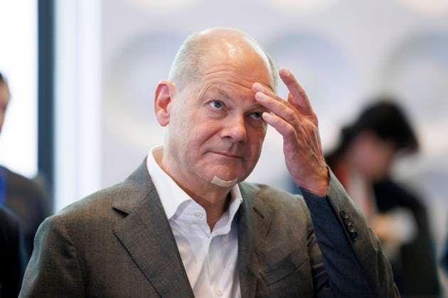 Bilder des Jahres 2024, News 06 Juni News Themen der Woche KW26 News Bilder des Tages Bundeskanzler Olaf Scholz (SPD) bei seinem Besuch im IPCC. Bundeskanzler Scholz (SPD) und NRW-Innenminister Herbert Reul (CDU) besuchen International Police Cooperation Center. Im internationalen Kooperationszentrum werten 300 Polizistinnen und Polizisten vom Bund, aus den Bundesländern, sowie den 24 beteiligten Teilnehmerländern Informationen rund um die EM-Spiele aus. Neuss, 28.06.2024 NRW Deutschland *** Federal Chancellor Olaf Scholz SPD during his visit to the IPCC Federal Chancellor Scholz SPD and NRW Interior Minister Herbert Reul CDU visit International Police Cooperation Center In the International Cooperation Center, 300 police officers from the federal government, the federal states and the 24 participating countries evaluate i Copyright: xChristophxHardtx