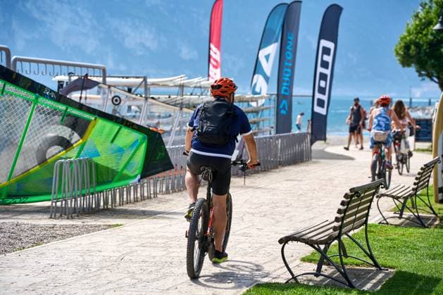 Torbole, Lake Garda, Italy - June 27, 2024: Cyclists ride their bikes around Lake Garda and take a bike tour along the circular path along the lake in Italy. *** Fahrradfahrer bzw. Radfahrer fahren mit dem Fahrrad, bzw. Rad um den Gardasee und machen eine Radtour entlang des Rundwegs am See in Italien.