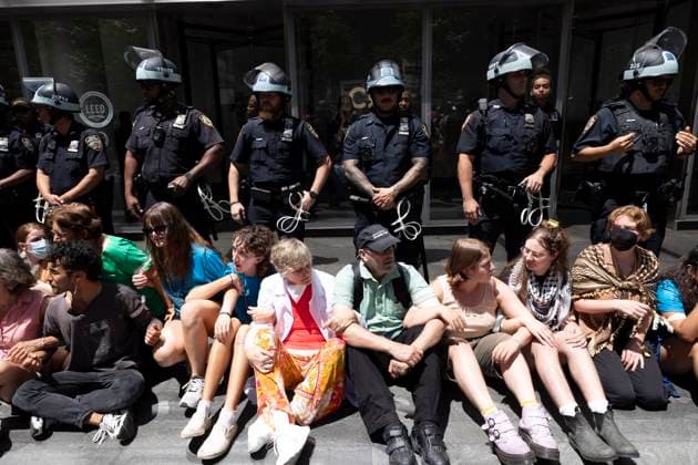 Bilder des Jahres 2024, News 06 Juni News Themen der Woche KW26 News Bilder des Tages June 28, 2024, New York, New York, USA: NYPD lines Citi s headquarters in Tribeca while climate demonstrators engage in a non-violent mass civil disobedience blockading the building entrance. 70 people arrested at Citi s corporate after a rally at Zuccotti Park in the center of the financial district and then a march to Citibank. Climate demonstrators in New York join Gulf South frontline community environmental justice advocates at the end of the Gulf Solidarity Week of Climate Actions, part of climate activists Summer Of Heat campaign against Wall Street s financing of fossil fuels. New York USA - ZUMAr174 20240628_znp_r174_001 Copyright: xGinaxMxRandazzox