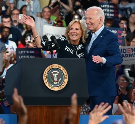 News Themen der Woche KW26 News Bilder des Tages U.S. President Joe Biden And U.S. First Lady Jill Biden Deliver Remarks At A Campaign Rally Post-CNN Presidential Debate In Raleigh North Carolina U.S. President Joe Biden (Right) and U.S. First Lady Jill Biden (Left) are delivering remarks at a campaign rally post-2024 CNN Presidential Debate at the Jim Graham Building at the North Carolina State Fairgrounds in Raleigh, North Carolina, United States, on June 28, 2024. U.S. President Joe Biden is defending his record and commenting at the rally that despite his age and not sounding like he used to, he is a good debater because he is telling the truth unlike Former U.S. President Donald J. Trump. U.S. First Lady Jill Biden is defending her husband, Joe Biden s performance at the debate. Many  Copyright: xKylexMazzax originalFilename: mazza-notitle240628_npc0G.jpg