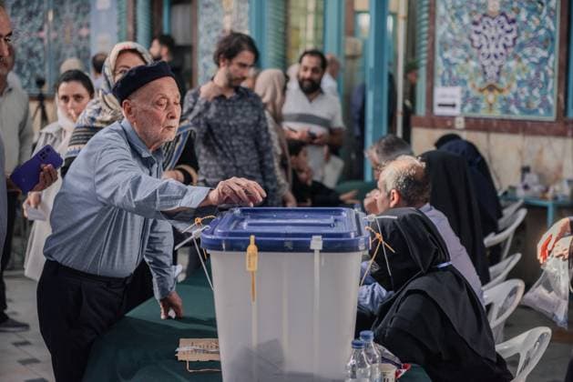 News Themen der Woche KW26 News Bilder des Tages Präsidentschaftswahlen im Iran Iranian Presidential Election Day An Iranian man casts his vote at a polling station in Tehran during Iran s presidential election on June 28, 2024. Around 61 million Iranians are eligible to vote in the snap presidential election to choose the next president after the death of Ebrahim Raisi in a helicopter crash. Tehran Tehran Iran Copyright: xHosseinxBerisx