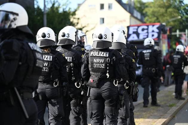 News Themen der Woche KW26 News Bilder des Tages Demos gegen den AfD-Bundesparteitag in der Grugahalle in Rüttenscheid. ** NUR FÜR REDAKTIONELLE ZWECKE ** EDITORIAL USE ONLY **<p>Demonstranten gehen auf die Straße gegen die AfD am Samstag, dem 28. Juni 2024. Der Parteitag der AfD findet am 29.06. 2024 in der Grugahalle in Essen, Ruhrgebiet statt. Demonstranten, Demonstrationen, Polizei im Einsatz und Polizeiaufgebot, Aktionen von AfD-Gegnern in Rüttenscheid. Die Gruppen Gemeinsam laut und die Gruppe Widersetzen machen Aktionen gegen den Parteitag der AfD . Deutschland NRW Essen Copyright: KerstinxKokoska *** Demonstrations against the AfD federal party conference in the Grugahalle in Rüttenscheid FOR EDITORIAL PURPOSES ONLY p Demonstrators take to the streets against the AfD on Satu Copyright: KerstinxKokoska doc7w2reilqrqa99r4ocrk ,EDITORIAL USE ONLY