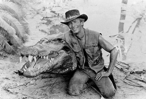 Archivbilder der Woche KW25 Crocodile Dundee Paul Hogan as Mick Crocodile Dundee in Crocodile Dundee ,  Copyright: xUPPAx.x xAvalonx 0559718423