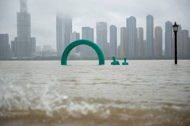 News Themen der Woche KW26 News Bilder des Tages (240629) -- WUHAN, June 29, 2024 -- This photo taken on June 29, 2024 shows a statue submerged in floodwater in Wuhan, central China s Hubei Province. China on Saturday issued a red alert for rainstorms, the most severe in its four-tier weather warning system. It also warned about possible geological disasters occurring in some rain-hit regions. Some areas in Anhui, Jiangsu, Hubei, Hunan, Jiangxi and Guizhou provinces should expect downpours, with some regions likely to experience heavy rain of up to 280 mm within 24 hours until 2 p.m. Sunday, according to the National Meteorological Center forecast. ) CHINA-HUBEI-RAINFALL-ALERT (CN) HuxJingwen 