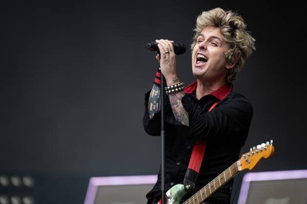 Entertainment Themen der Woche KW26 Entertainment Bilder des Tages Green Day in Concert at Wembley Stadium Billie Joe Armstrong of Green Day on stage at Wembley Stadium, London during The Saviors Tour. London Wembley Stadium UK Copyright: xJohnxBarryx JB3_4829