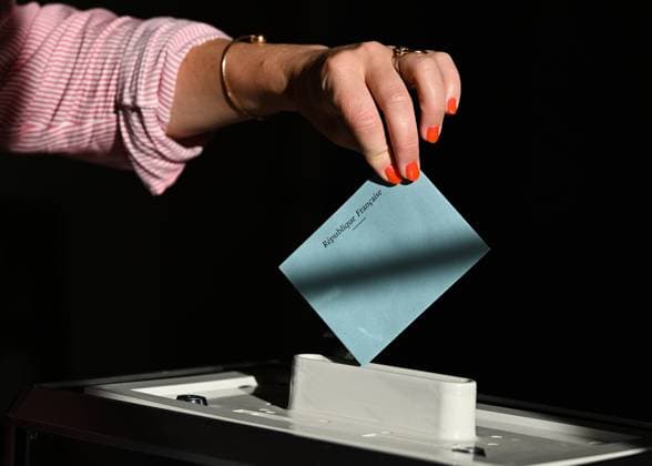 News Themen der Woche KW26 News Bilder des Tages 2024 French Legislative Election - Round One SAINT-VAAST-SUR-SEULLES, FRANCE - JUNE 30: A woman casts her vote at Saint-Vaast-sur-Seulles Mairie, a polling station for the 1st constituency of Calvados, during the first round of the 2024 legislative election, on June 30, 2024, in Saint-Vaast-sur-Seulles, Calvados, France. Saint-Vaast-sur-Seulles France  Copyright: xArturxWidakx originalFilename: widak-2024fren240630_nptrz.jpg