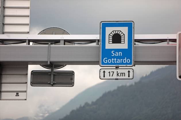 Schild San Gottardo 17 km auf der Autobahn A2 in Richtung Norden vor dem Gotthard-Strassentunnel. Schild San Gottardo 17 km auf der Autobahn A2 in Richtung Norden vor dem Gotthard-Strassentunnel. Kanton Tessin Schweiz *** San Gottardo sign 17 km on the A2 highway northbound before the Gotthard road tunnel San Gottardo sign 17 km on the A2 highway northbound before the Gotthard road tunnel Canton Ticino Switzerland