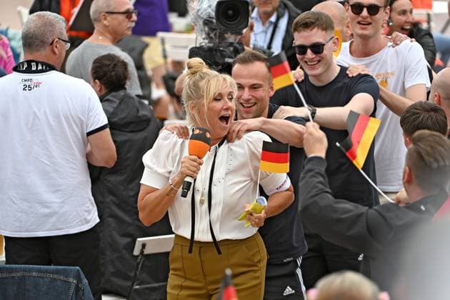 Entertainment Themen der Woche KW26 Entertainment Bilder des Tages ZDF - Fernsehgarten. Moderatorin Andrea Kiwi Kiewel während der ZDF - Unterhaltungsshow Fernsehgarten am 30.06.2024 in Mainz. 20240630MWI147961 *** ZDF Fernsehgarten presenter Andrea Kiwi Kiewel during the ZDF entertainment show Fernsehgarten on 30 06 2024 in Mainz 20240630MWI147961