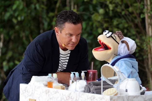 Bilder des Jahres 2024, Entertainment 06 Juni Entertainment Themen der Woche KW26 Entertainment Bilder des Tages Stefan Mross - Immer wieder sonntags 2024, Folge 03 Moderator Stefan Mross mit Holzwurm Willi. ARD-Unterhaltungsshow Immer wieder sonntags. TV-Aufzeichnung und Live-Übertragung vom 30.06.2024 aus dem Wasserpark Rulantica, Rust. Baden-Württemberg, Deutschland. *** Stefan Mross Immer wieder sonntags 2024, Episode 03 Presenter Stefan Mross with Holzwurm Willi ARD entertainment show Immer wieder sonntags TV recording and live broadcast from 30 06 2024 from the Rulantica water park, Rust Baden Württemberg, Germany