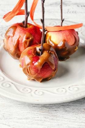 apples with toffee caramel decorated with branch. apples in caramel ,model released, Symbolfoto