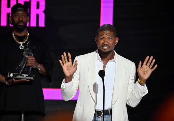 Entertainment Themen der Woche KW26 Entertainment Bilder des Tages Usher accepts his Lifetime Achievement Award onstage during the 24th annual BET Awards live telecast at the Peacock Theater in Los Angeles on Sunday, June 30, 2024. The BET Awards honors Black entertainers and other people of color in music, film, sports and philanthropy.  LAP20240630604 JIMxRUYMEN