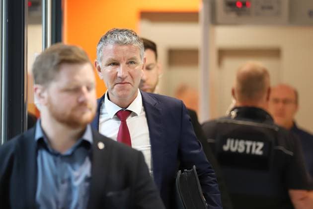 News Themen der Woche KW27 News Bilder des Tages Halle (Saale), Sachsen-Anhalt, Deutschland, 01.07.2024: Justizzentrum: 2. Prozess gegen Thüringens AfD-Landeschef Björn Höcke - 3. Verhandlungstag: Björn Höcke zum Auftakt des Prozesstages mit Bodyguards an der Sicherheitsschleuse *** Halle Saale , Saxony-Anhalt, Germany, 01 07 2024 Justice Center 2 Trial against Thuringias AfD state leader Björn Höcke 3 Trial day Björn Höcke at the start of the trial day with bodyguards at the security gate Copyright: xdtsxNachrichtenagenturx dts_42848