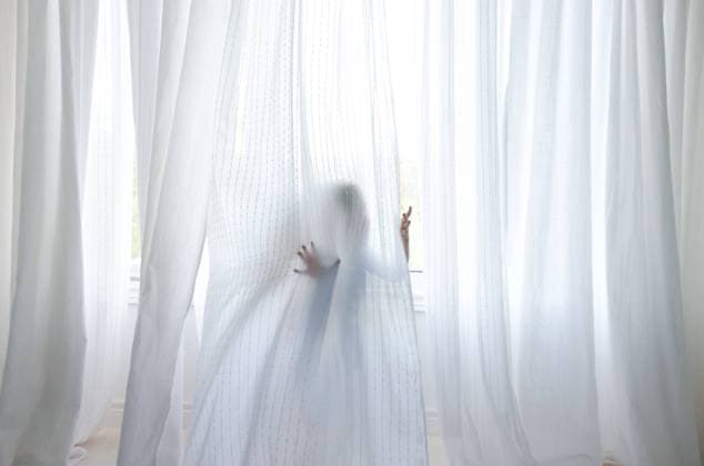 Creative Highlights Symbolbilder child playing behind sheer white curtains, partially visible Wingham, Ontario, Canada CR_ATBL24061769-1452305-01 ,model released, Symbolfoto