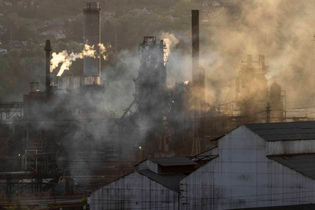 Smoke and steam pour out of active steel mill Pittsburgh, Pennsylvania, United States R_MALI240617-1453259-01