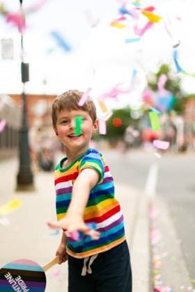 Creative Highlights Symbolbilder boy child throwing confetti at pride parade Fredericton, New Brunswick, Canada R_KLAF240627-1460354-01 ,model released, Symbolfoto