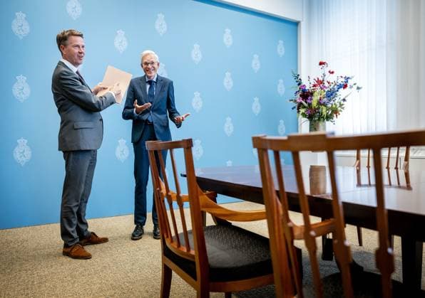 News Themen der Woche KW27 News Bilder des Tages THE HAGUE - Formateur Richard van Zwol presents his final report to Speaker of the House Martin Bosma in the Writing Room of the formation area in the House of Representatives. A new cabinet will take office under the leadership of intended Prime Minister Dick Schoof. ANP REMKO DE WAAL netherlands out - belgium out  Copyright: xx x502520116x originalFilename: 502520116.jpg