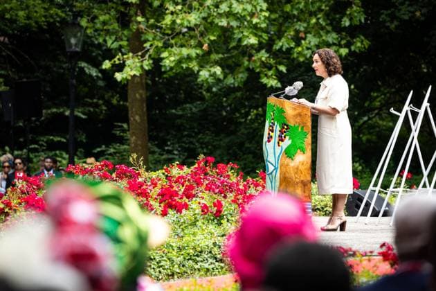 AMSTERDAM - Mayor of Amsterdam Femke Halsema during the national commemoration of the abolition of slavery at the slavery monument in the Oosterpark. The commemoration is organized by the National Institute for the Dutch Slavery History and Legacy (NiNsee). ANP ROBIN VAN LONKHUIJSEN netherlands out - belgium out  Copyright: xx x502528543x originalFilename: 502528543.jpg