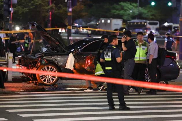 Bilder des Jahres 2024, News 07 Juli News Themen der Woche KW27 News Bilder des Tages 9 dead, 4 others injured in car accident in downtown Seoul 9 dead, 4 others injured in car accident in downtown Seoul The police control traffic after a car crashed into pedestrians waiting for traffic signals at an intersection in downtown Seoul on the night of July 1, 2024. The accident left nine dead and four others injured. (Yonhap) 2024-07-01 23:55:59 < 1980-2024 YONHAPNEWS AGENCY. .> ¼­¿ïÆ¯º°½Ã EDITORIAL USE ONLY  Copyright: xx PYH2024070120660031500 YonhapxNewsx yonphotos232305