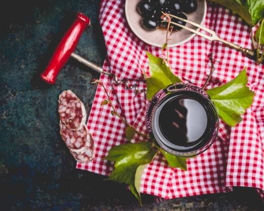 IMAGO Creative, Food, Tapas Glass of red wine over dark italian lifestyle background, top view, close up. Italian food ,model released, Symbolfoto
