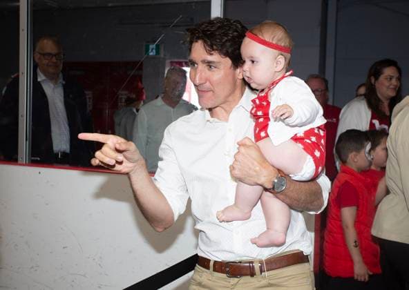 News Bilder des Tages July 1, 2024, St. John s, Nl, Canada: Prime Minister Justin Trudeau holds a baby as he attends a Canada Day community event inside the Glacier Arena in Mount Pearl, N.L. on Monday, July 1, 2024. St. John s Canada  - ZUMAc35_ 20240701_zaf_c35_094 Copyright: xPaulxDalyx